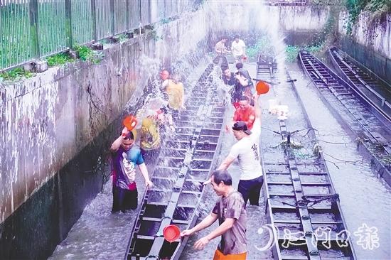 在水口鎮(zhèn)龍東村委會(huì)欖沖村，村民們合力將深埋河底的龍舟“喚醒”，為即將到來的端午龍舟賽事做準(zhǔn)備。