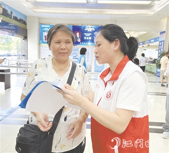黨員志愿者為老年人提供全流程“暖心陪伴”服務。