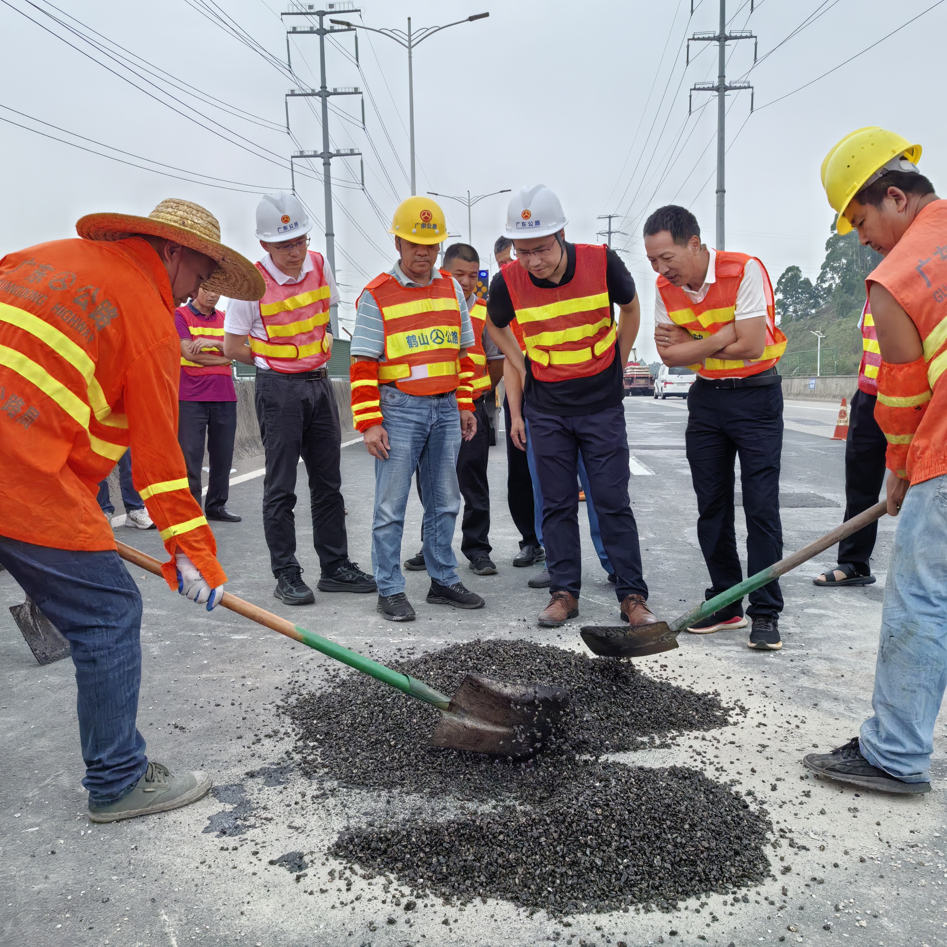 科技創(chuàng)新賦能公路養(yǎng)護(hù)提質(zhì)增效——鶴山公路事務(wù)中心聯(lián)合高校團(tuán)隊(duì)開展新型環(huán)保材料應(yīng)用試驗(yàn)