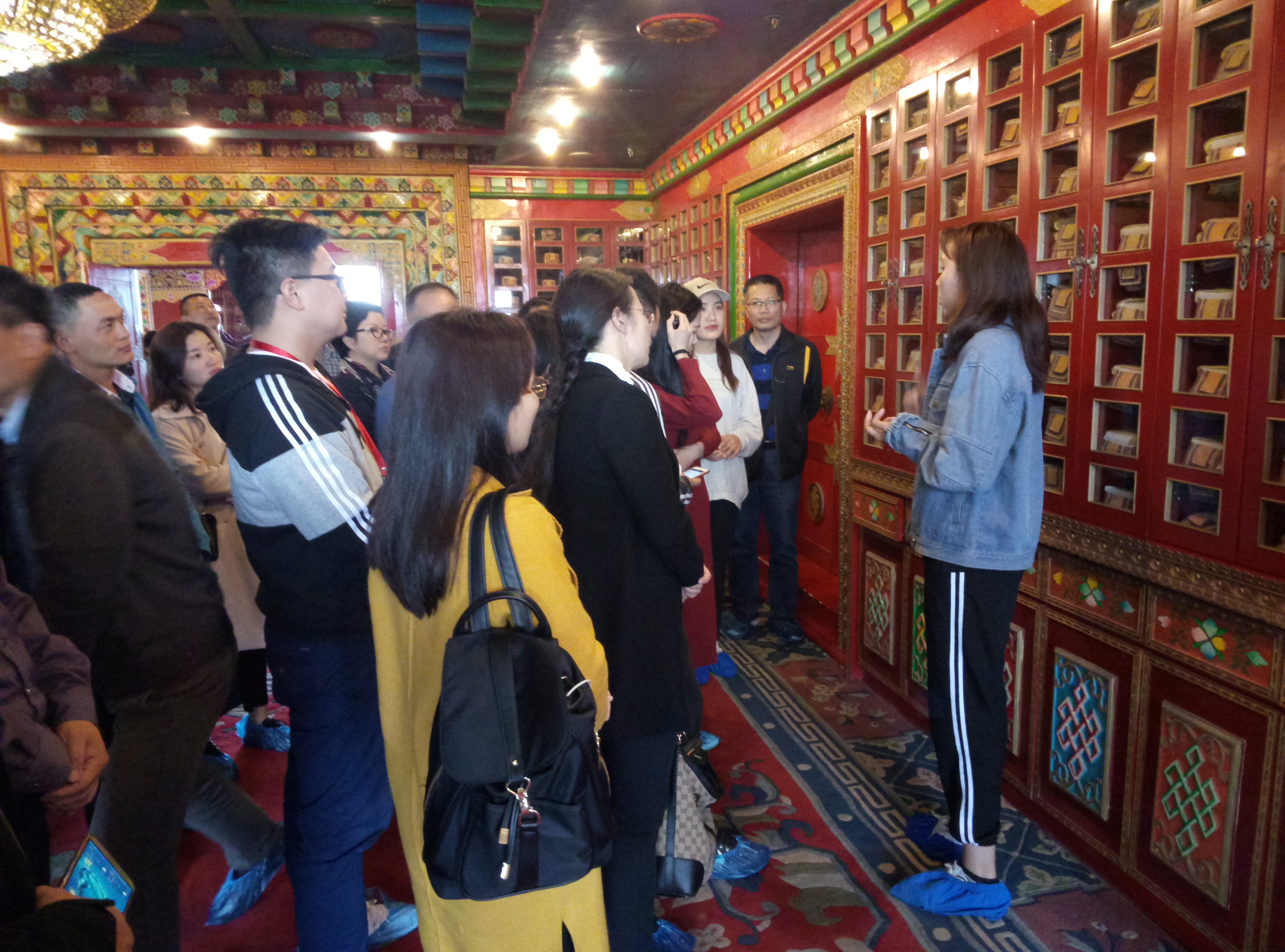 培訓(xùn)班學(xué)員在西南民族大學(xué)文獻中心參觀學(xué)習(xí).jpg