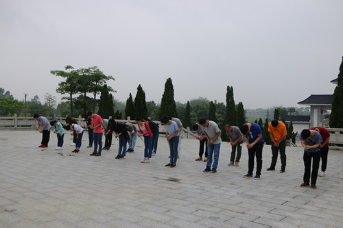 2.向烈士敬獻(xiàn)鮮花.JPG