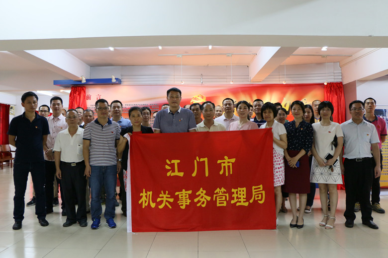 1.參觀展覽人員合影.JPG