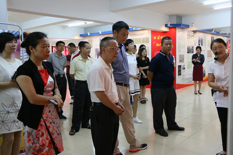 2.參觀檔案展覽.JPG