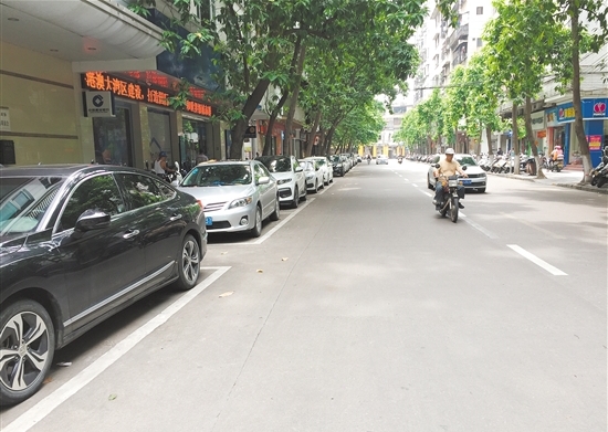 新會區(qū)惠民東路車輛有序停放。