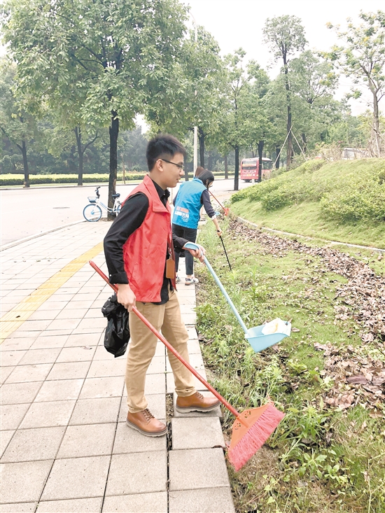 江門聯(lián)通組織志愿者服務(wù)隊打掃衛(wèi)生死角。