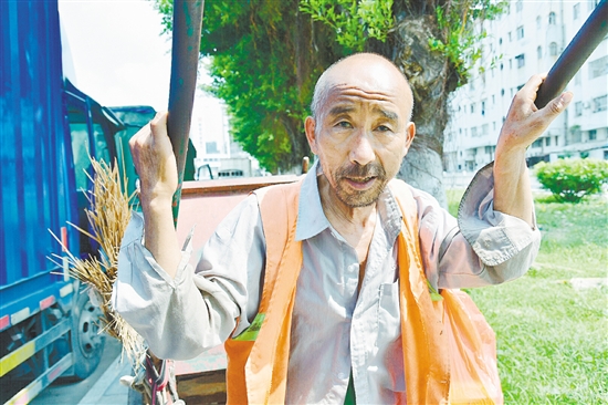 ?蓬江區(qū)荷塘鎮(zhèn)一名老環(huán)衛(wèi)清潔工每天都在高溫下工作，為街道清潔付出辛勤的汗水！