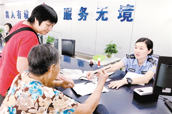 辦證大廳工作人員耐心為市民服務(wù)。