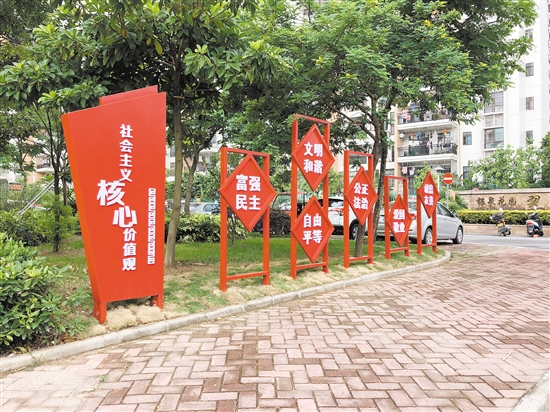 銀泉社區(qū)內(nèi)豐富多彩的公益廣告。