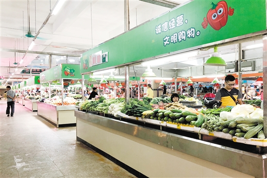 濠橋市場內(nèi)干凈整潔，隨處可見文明標(biāo)語。