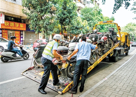 《清理僵尸車》（組照）